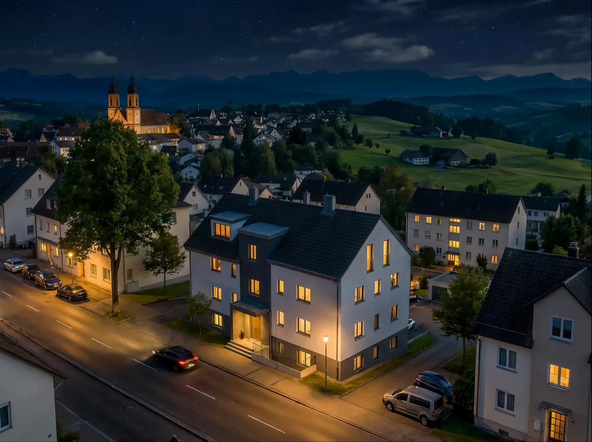 Lindenberg im Allgäu bei Nacht — Alpenpanorama und Ortskern Lindenberg im Allgäu bei Nacht — Alpenpanorama und Ortskern